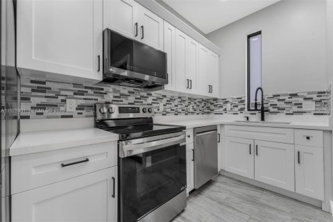 Снять в аренду виллу или дом в Майами, Флорида 4 спальни, 135.08м2, № 1987276 - фото 14