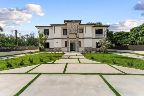 Снять в аренду виллу или дом в Майами, Флорида 4 спальни, 135.08м2, № 1987276 - фото 1