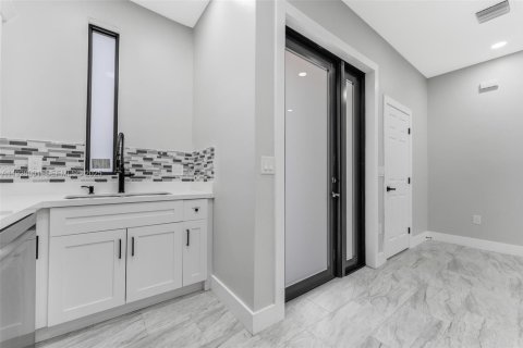 Снять в аренду виллу или дом в Майами, Флорида 4 спальни, 135.08м2, № 1987276 - фото 20