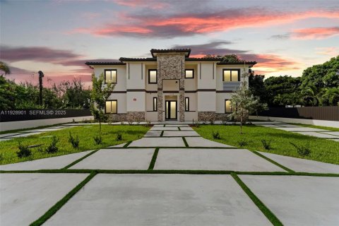 Снять в аренду виллу или дом в Майами, Флорида 4 спальни, 135.08м2, № 1987276 - фото 2