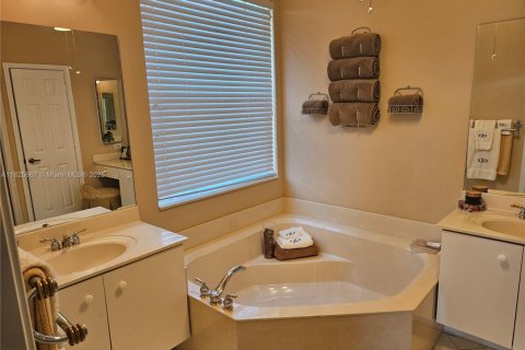House in Boca Raton, Florida 4 bedrooms, 311.87 sq.m. № 1797541 - photo 22