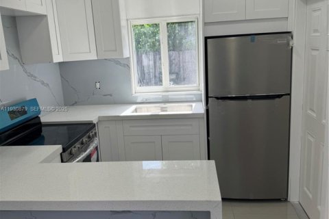 Снять в аренду квартиру в Майами-Спрингс, Флорида 1 спальня, 182.74м2, № 2034409 - фото 2