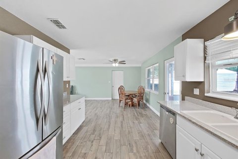 House in Saint Petersburg, Florida 2 bedrooms, 100.33 sq.m. № 2259031 - photo 19