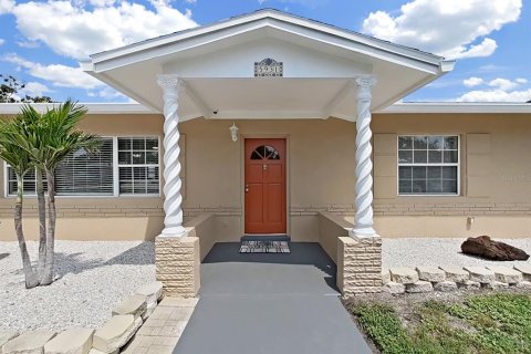 House in Saint Petersburg, Florida 2 bedrooms, 100.33 sq.m. № 2259031 - photo 3