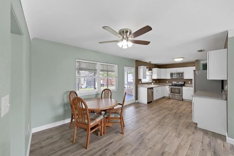 House in Saint Petersburg, Florida 2 bedrooms, 100.33 sq.m. № 2259031 - photo 12