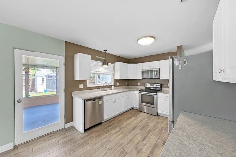 House in Saint Petersburg, Florida 2 bedrooms, 100.33 sq.m. № 2259031 - photo 15
