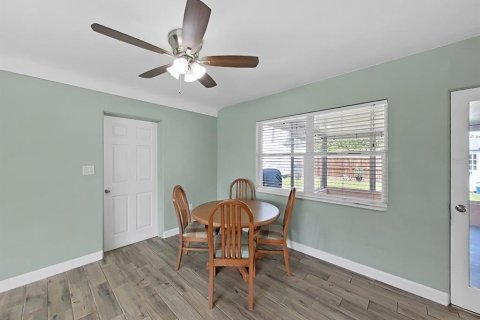 House in Saint Petersburg, Florida 2 bedrooms, 100.33 sq.m. № 2259031 - photo 14