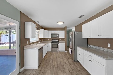 House in Saint Petersburg, Florida 2 bedrooms, 100.33 sq.m. № 2259031 - photo 16
