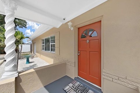 House in Saint Petersburg, Florida 2 bedrooms, 100.33 sq.m. № 2259031 - photo 4