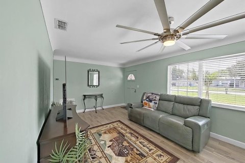 House in Saint Petersburg, Florida 2 bedrooms, 100.33 sq.m. № 2259031 - photo 8