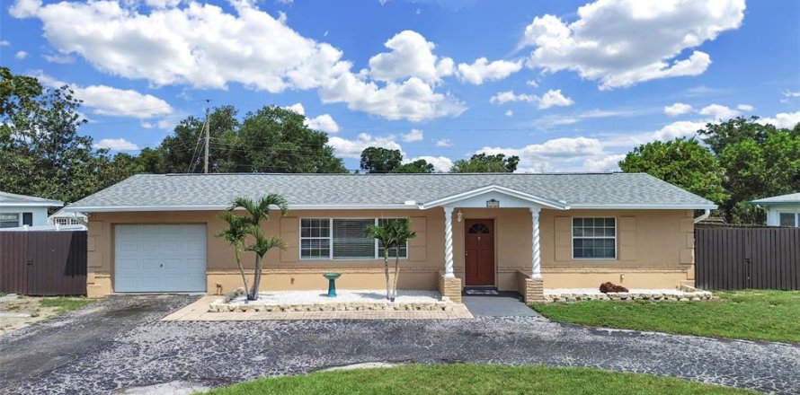 House in Saint Petersburg, Florida 2 bedrooms, 100.33 sq.m. № 2259031