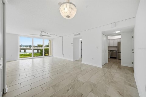 Condo in South Pasadena, Florida, 1 bedroom № 2219348 - photo 6