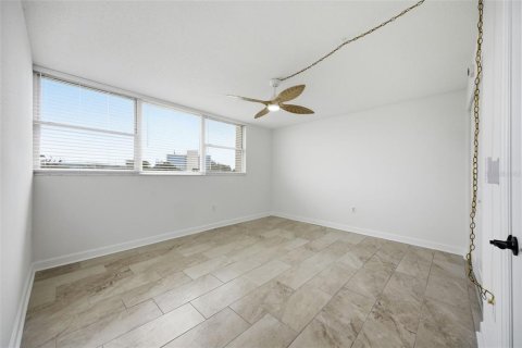Condo in South Pasadena, Florida, 1 bedroom № 2219348 - photo 13