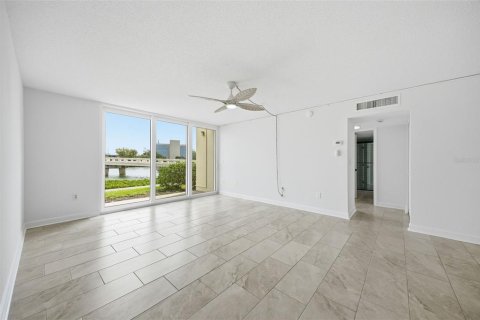 Condo in South Pasadena, Florida, 1 bedroom № 2219348 - photo 8