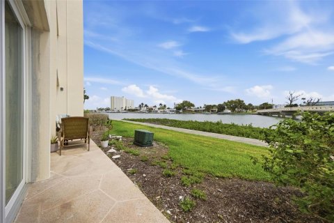 Condo in South Pasadena, Florida, 1 bedroom № 2219348 - photo 24