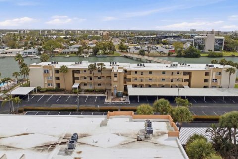 Condo in South Pasadena, Florida, 1 bedroom № 2219348 - photo 29