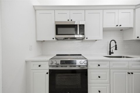 Condo in South Pasadena, Florida, 1 bedroom № 2219348 - photo 12