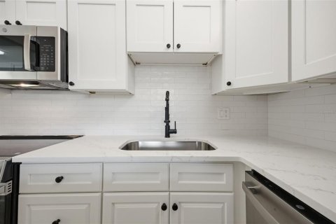 Condo in South Pasadena, Florida, 1 bedroom № 2219348 - photo 11