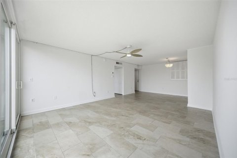 Condo in South Pasadena, Florida, 1 bedroom № 2219348 - photo 9