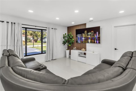 Купить виллу или дом в Майами, Флорида 5 спален, 233.46м2, № 2033853 - фото 9