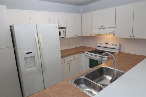 Copropriété à louer à North Miami Beach, Floride: 3 chambres, 116.13 m2 № 2062258 - photo 3