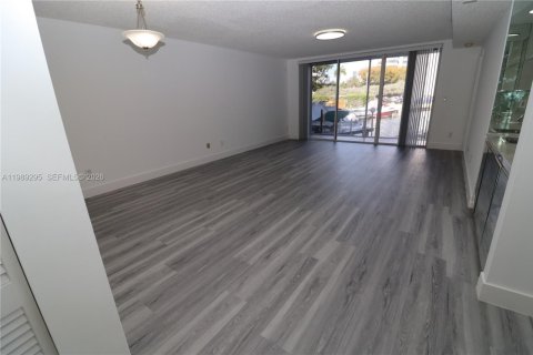 Copropriété à louer à North Miami Beach, Floride: 3 chambres, 116.13 m2 № 2062258 - photo 6