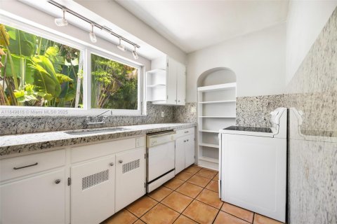 Villa ou maison à vendre à Miami, Floride: 2 chambres, 146.32 m2 № 1857190 - photo 12