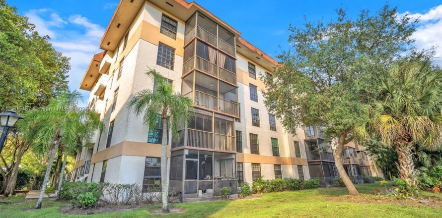 Кондоминиум с 3 спальнями в Лодерхилл, Флорида № 1956182