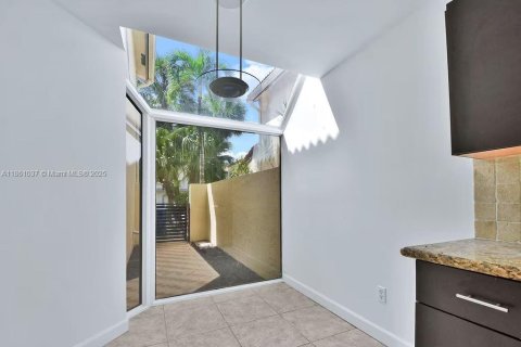 Townhouse in Aventura, Florida 4 bedrooms, 160.07 sq.m. № 1890122 - photo 16