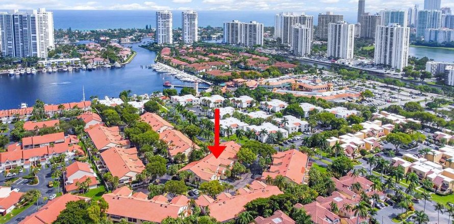 Townhouse in Aventura, Florida 4 bedrooms, 160.07 sq.m. № 1890122