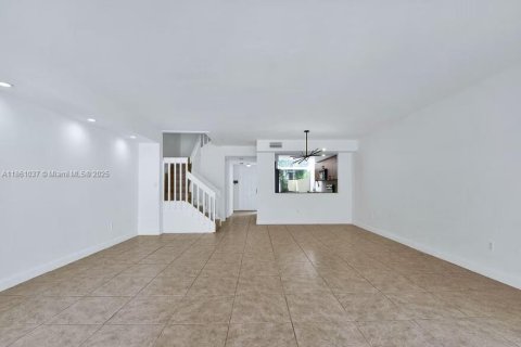 Townhouse in Aventura, Florida 4 bedrooms, 160.07 sq.m. № 1890122 - photo 11