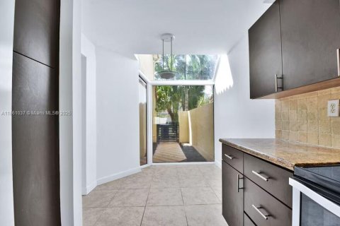 Townhouse in Aventura, Florida 4 bedrooms, 160.07 sq.m. № 1890122 - photo 4