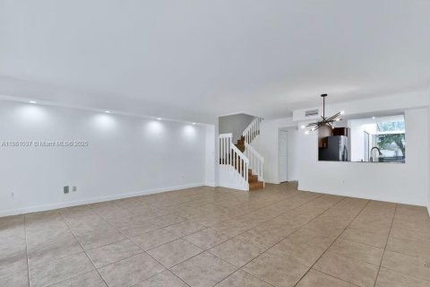 Townhouse in Aventura, Florida 4 bedrooms, 160.07 sq.m. № 1890122 - photo 12