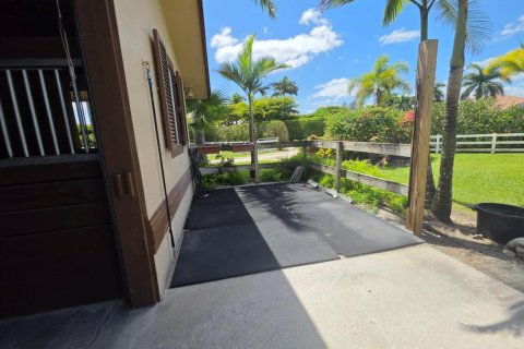 House in Wellington, Florida 1 bedroom, 225.01 sq.m. № 2176945 - photo 14