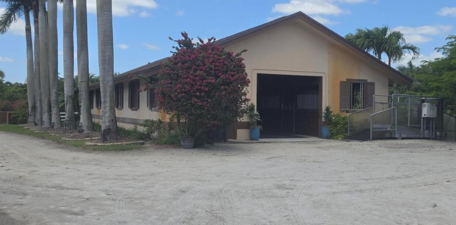 House in Wellington, Florida 1 bedroom, 225.01 sq.m. № 2176945