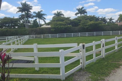 House in Wellington, Florida 1 bedroom, 225.01 sq.m. № 2176945 - photo 2