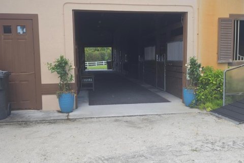 House in Wellington, Florida 1 bedroom, 225.01 sq.m. № 2176945 - photo 4