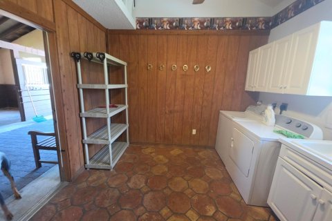 House in Wellington, Florida 1 bedroom, 225.01 sq.m. № 2176945 - photo 11