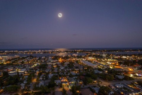 Villa ou maison à louer à Lantana, Floride: 2 chambres, 97.36 m2 № 2411795 - photo 14
