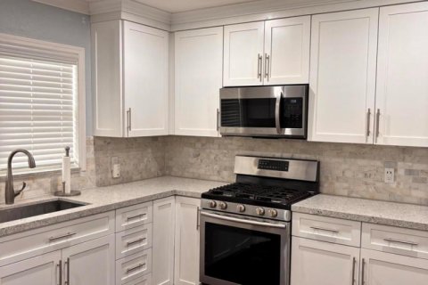 Villa ou maison à louer à Lantana, Floride: 2 chambres, 97.36 m2 № 2411795 - photo 2