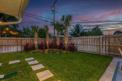 Villa ou maison à louer à Lantana, Floride: 2 chambres, 97.36 m2 № 2411795 - photo 15