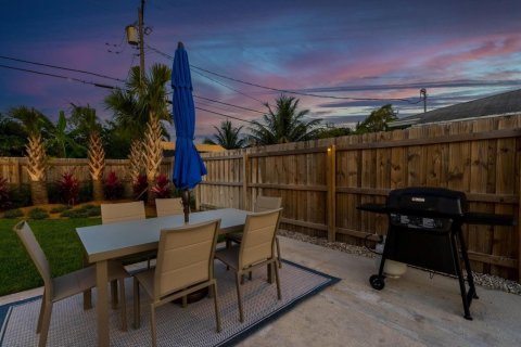 Villa ou maison à louer à Lantana, Floride: 2 chambres, 97.36 m2 № 2411795 - photo 13