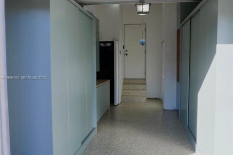 House in Miami, Florida 3 bedrooms, 127.55 sq.m. № 2003452 - photo 17