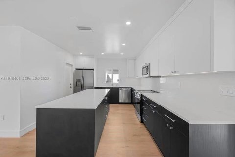 House in Miami, Florida 3 bedrooms, 127.55 sq.m. № 2003452 - photo 8
