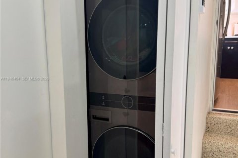 House in Miami, Florida 3 bedrooms, 127.55 sq.m. № 2003452 - photo 21