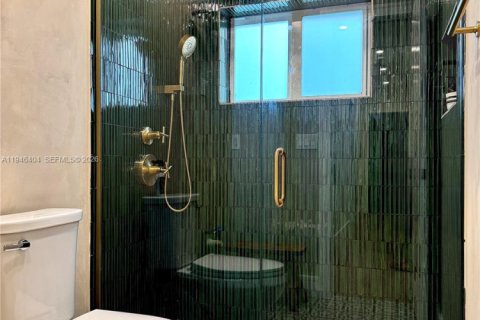 House in Miami, Florida 3 bedrooms, 127.55 sq.m. № 2003452 - photo 13