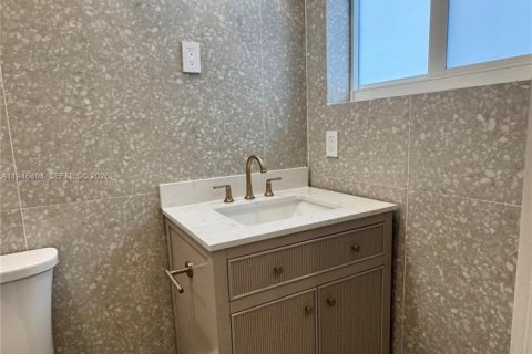 House in Miami, Florida 3 bedrooms, 127.55 sq.m. № 2003452 - photo 15