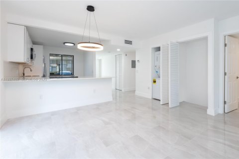 Снять в аренду кондоминиум в Уэстон, Флорида 2 спальни, 113.34м2, № 1986064 - фото 25