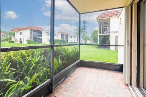 Снять в аренду кондоминиум в Уэстон, Флорида 2 спальни, 113.34м2, № 1986064 - фото 27