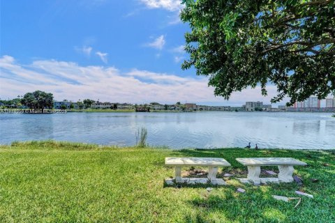 Condo in Miami, Florida, 2 bedrooms  № 1702029 - photo 10